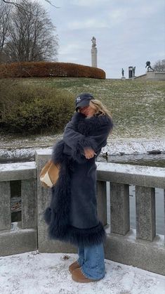 Winter Teddy Coat Outfit, Winter Mountain Vacation Outfits, New York Winter Fashion Aesthetic, Winter In Prague Outfits, Winter Cozy Aesthetic Outfit, City Snow Outfits, Portugal In Winter Outfits, Cold Outdoor Outfit, Winter 24 Outfits