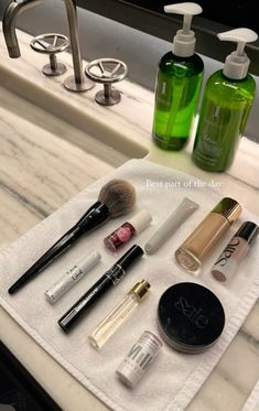 Makeup Accesories, Minimal Makeup, Maquillage Halloween, Makeup Items, It Girl, Pretty Makeup, Just Girly Things, Aesthetic Makeup