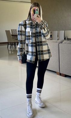 How To Style Check Shirts Women, Black Plaid Shirt Outfit, Checked Shirt Outfit, Degree Outfit, Plaid Shirt Outfits, Outfit Botas, Black Plaid Shirt, Plaid Shacket, Outfits With Converse