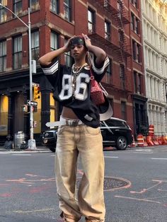 Chica Hip Hop, Jersey Outfits, 00s Mode, Street Style Outfits Casual, Camp Theme, 90s Inspired Outfits, Streetwear Inspo, Mode Zara