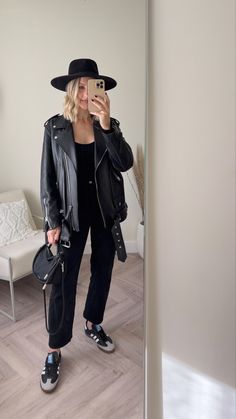 Black Jeans Trainers Outfit, Samba Trainers Outfit, Biker Jacket Outfit 2023, Oversized Biker Jacket Outfit Women, Oversize Biker Jacket Outfit, Black Trainers Outfit Women, Women Samba Adidas Outfit, Black Biker Jacket Outfit Women, Black Biker Outfit