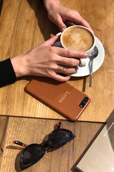 Schütze dein iPhone mit einer von den hochwertigen Handyhüllen von MERSOR. Entdecke weitere Accessoires, wie Schlüsselanhänger, Taschen oder Portemonnaies. Alle Teile werden in Italien hergestellt, in Berlin personalisiert und eignen sich perfekt als individuelles Geschenk für Freunde oder Familie. Wir haben das passende Geschenk für jeden Anlass. Entdecke jetzt unsere Vielfalt auf mersor.de Tech Accessories, Iphone