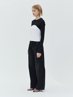 This is a feminine and modern pants by WEARIS that is made out of high quality and sturdy material. With distinctive mood of the design and comfortable wear, you can style it for your comfortable daily outfit.- Leather logo patch on the back waist- Front pockets on the side line- Modern and minimal mood Modern Black Jeans For Workwear, Chic Black Wide-leg Jeans, Black Relaxed Fit Wide-leg Jeans, Black Versatile Cotton Jeans, Versatile Black Cotton Jeans, Black High-waisted Relaxed Fit Jeans, Modern Black Fall Bottoms, Contrast Wide Leg Cotton Bottoms, Contrast Cotton Wide Leg Bottoms