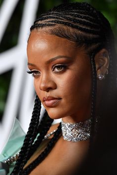 Von Fenty gibt's viele Beauty-Trends. Jetzt hat Rihanna ihren ersten Mascara herausgebracht. Dabei verrät sie einen genialen Trick. Mascara Hacks, Protective Hairstyles Braids, Girls Hairstyles Braids, Big Sean, Cornrow Hairstyles, African Braids