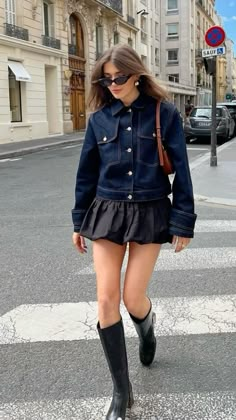 Denim Jacket Mini Skirt Outfit, Mini Dress Boots Outfit, Fall Warm Weather Outfits, Outfit Ideas Warm Weather, Japan Outfits, Japan Spring, Fashion School, Miniskirt Outfits, Elegante Casual