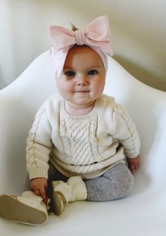 DIY Baby Oversized Bow Headwraps Girl Hats, Headband Diy, Diy Baby Headbands, Baby Mode, Pull Bebe, Knit Baby Sweaters, Shoes Diy, Baby Turban, Hats Accessories