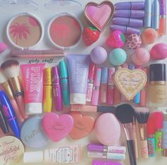 2000s Scene, Makeup Kit For Kids, Korean Accessories, Cake Face, 2000s Aesthetic, Eye Shadows, Makeup Designs