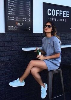 Spring 2017 Street Style Trend, Athleisure Style - Sweatshirt Dresses Women In Sneakers Outfits, Women In Sneakers, Street Style 2017, Mode Casual, Street Style Trends, How To Pose, 인물 사진