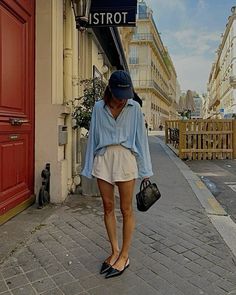 Outfit With Shorts, Casual Chic Denim, Look Hippie Chic, City Break Outfit, Chique Outfit, Fest Outfits, Fashion 90s, European Summer Outfits, 여름 스타일