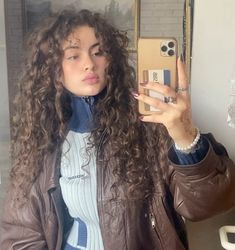 90 Curly Hairstyles, Huge Curly Hair, Curly Hair Winter Outfits, Curly Hair Outfits Winter, Curly Hair Winter, Winter Curly Hair, Curly Hair Styles Easy, Honey Hair