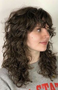 Textured Layers Curly Hair, 80s Hair Wavy, Wolfcut With Bangs Curly Hair, Layered 2b Hair, Feathered Curly Hair, Shaggy Curly Hair Mid Length, Permed Wolf Cut, Curly Wavy Hair Bangs, Medium Length Curly Shag Haircuts