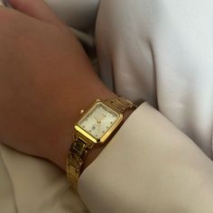 Notre magnifique montre Venise est en acier inoxydable. Nous vous conseillons de la retirer en cas de contact avec l'eau pour éviter de l'endommager. Pour ce modèle, il faut aller chez un professionnel afin de régler votre montre à votre taille. Toutes les montres sont livrées dans un écrin pour montre. 17 Birthday, 17th Birthday, Black Aesthetic, Bling Bling, Glow Up?, Ootd, Black