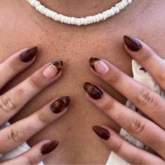 Round Nail Inspiration, Brown Acrylic Nail Ideas, Winter Almond Nails Ideas, Winter Nails Brown, Brown Short Nails, Cabo Nails, Tortishell Nails Design, Hailey Bieber Nails, Ruby Nails