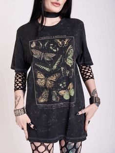 Metal Band Outfits Women, All Black Outfits Grunge, Dark Outfits Casual, Styling T Shirts, Goth Looks Outfits, 90's Fashion Aesthetic, Butterfly Inspired Outfit, Modern Emo Outfits, Goth Inspired Outfits