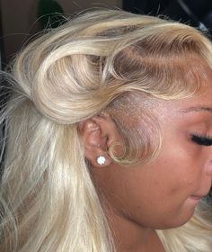 Blonde Hair Brown Roots Wig, Blond Hair Brown Roots, Dark Skin Blonde Wig, Blonde Wig Brown Roots, Baddie Blonde Hair, Blonde Hair Brown Roots, Baddie Ideas, Blonde Hair With Roots