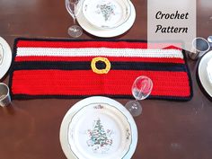 a crocheted placemat with a christmas tree on it