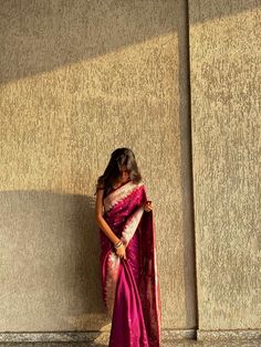 Saree Photo Poses At Home, Sari Poses Photo Shoot At Home, Saree Poses At Home, Saree Pics Poses Selfie, Saree Poses Photoshoot Ideas At Home, Aesthetic Saree Poses, Saree Photoshoot Poses, Poses In Saree, Traditional Poses