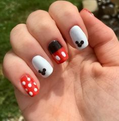 Disney Magic at Your Fingertips: Mickey & Minnie Nail Art Inspiration Minnie Nail Art, Disney Gel Nails, Simple Disney Nails, Disney World Nails, Disney Themed Nails, Disneyland Nails, Nails Disney, Cruise Disney, Disney Nail Designs