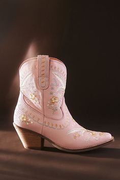 Botanical embroidery dances across these playful Western-inspired boots, finished with a low heel and an almond toe for effortless comfort. Western Cowgirl Boots, Parker Mccollum, Short Cowboy Boots, Quinceañera Ideas, Country Backgrounds, Pink Cowgirl Boots, Feather Heels, Botanical Embroidery, Cowboy Shoes