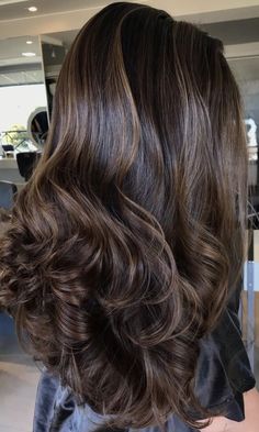 Hair Color Trends For Brunettes, Dark Hair Color, Brown Hair With Caramel Highlights, Rambut Brunette, Black Hair Balayage, Dark Brunette Hair, Brown Hair Looks, Fall Hair Color Trends, Brown Hair Inspo