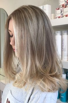 Ashy Natural Balayage, Ashy Blonde Natural Hair, Platinum Blonde To Dark Blonde, Dark Blonde Ashy Hair, Blonde Highlights With Shadow Root, Ashy Dark Blonde Hair, Dusty Blonde Hair, Soft Natural Balayage, Micro Highlights