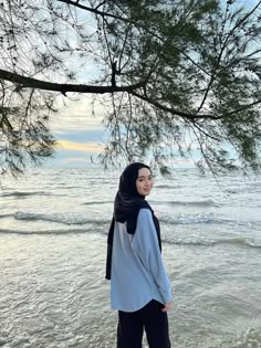 Outfit Hijab Pantai, Outfit Mantai, Beach Outfit Hijab, Ootd Hijab Pantai, Haircut Selfie, Photo Hijab, Ootd Poses