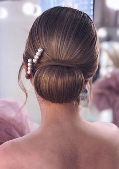 Hair In A Bun, Geometric Hair Clip, Bridal Hair Updo, Elegant Wedding Hair, Low Bun, Wedding Hairstyles Updo, Wedding Hair And Makeup, Bride Hairstyles, Bridesmaid Hair