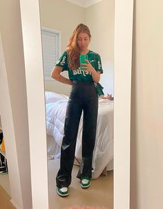 Eu não consigo usar outra coisa que não seja roupa de academia » STEAL THE LOOK Soccer Game Outfits, Mall Outfit, Soccer Outfit, Jersey Outfit, Future Outfit, Football Outfits, Stockholm Fashion, Gaming Clothes, Sneakers Outfit