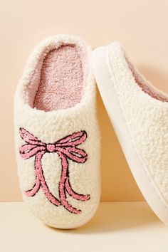 Stay cozy and stylish at home with our Large Ribbons Home Slippers. These slippers feature large ribbons, adding a touch of charm to your loungewear. Slip into comfort with our soft and comfy slippers, perfect for relaxing in style. Wedding Midi Dress, Blue Jean Romper, Active Wear Dresses, Christmas Slippers, Comfy Slippers, Bar Jewelry, Soft Slippers, Home Slippers, Purse Gift