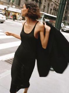 Lifestyle Photography Women Fashion Editorial, 90s Fashion Campaign, Model Off Duty Photoshoot, Vogue Netherlands, Minimalist Fashion Photography, Nyc Lifestyle, Minimalist Street Style, Amber Valletta