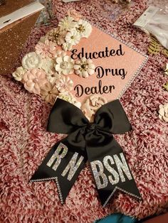 Nurse Graduation Cap Ideas, Graduation Cap Designs Nursing, Graduating Nursing School, Nursing Graduation Cap, Nursing Funny, Flower Graduation Cap