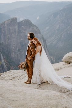 Sunset Elopement at Taft Point | T+G found the perfect place to exchange their vows during this Yosemite mountain elopement ceremony at Taft Point. See yosemite elopement bouquet, yosemite elopement locations, unique elopement ideas and unique elopement photography. Check out the blog and book Christina as your California elopement photographer at christinaperhacphoto.com! Wawona Yosemite, 40 Wedding Dress, Wedding Dresses 80s, Wedding Dress Over 40, Micro Wedding Ceremony, Yosemite Photos, Micro Wedding Ideas, Sunrise Ceremony, Yosemite Elopement