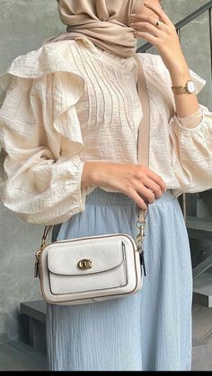 Blouse Korean Style, Muslim Outfits Casual, Casual College Outfits, Hijabi Fashion Casual, Casual Hijab Outfit, Hijabi Outfits Casual, Hijab Fashion Inspiration, Outfit Hijab, Ootd Hijab