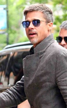 Brad Pitt Jennifer Aniston 90s, Brad Pitt Haircut, Brad Pitt Hair, Older Men Haircuts, Older Mens Hairstyles, Handsome Men Quotes, Hairstyle For Men, Hairstyling Products, Men Haircut Styles