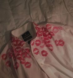 Kiss Button Up Shirt, Margiela Kiss Shirt Diy, Kisses Shirt Ideas, 2024 Shirt Design, T Shirt Kisses Diy, Button Down Upcycle, Aesthetic Button Up Shirt, Kiss Shirt Diy, Kiss Shirt For Boyfriend