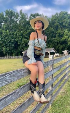 Vaquera Photoshoot, México Outfits, Outfit Vaqueros, Jaripeo Outfits, Western Inspired Outfits, Black Mini Skirt Outfit, Cowgirl Style Outfits