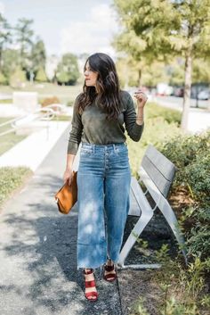 Wide Leg Cropped Jeans For Fall Style Wide Leg Jeans, Wide Leg Jeans Outfit, Jeans Ideas, Cropped Wide Leg Jeans, Denim Trends