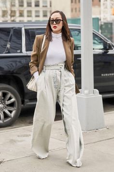 Pleated Jeans Outfit, Jeans Outfit Street Style, New Jeans Trend, Fall New York, Pleated Jeans, Outfit Street Style, New York Fashion Week Street Style, New Street Style, High Waist Pants