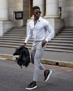 Muitos homens tem duvidas de quais calçados usar para ficar dentro do estilo sem muito esforço. Usar sapato inapropriado, pode causar mais impacto negativo do que o próprio look que está sendo usado. Black Men Fashion Urban, Smart Casual Menswear, Mens Smart Casual Outfits, Classy Outfits Men, Black Men Fashion Swag, Mens Fashion Wear