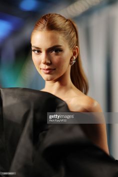 Bridal Ponytail, Kendall Jenner Hair, Red Hair Trends, Jenner Hair, Slick Ponytail, Slicked Back Ponytail, Temporary Hair Color, Bow Hairstyle, Slick Back