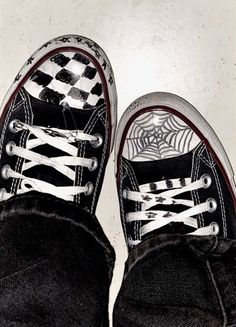 Emo Converse Diy, Shoe Design Ideas Converse, Early 2000s Emo Aesthetic, 2000 Emo Aesthetic, Goth Converse, Converse Laces Ideas, Punk Converse, 2000s Converse