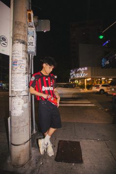 Retro Football Kits Outfit, Football Shirts Outfit Men, Ac Milan Shirt Outfit, Football Jersey With Jorts, Retro Football Outfit, Vintage Football Outfits, Pandabuy Outfits Men, Soccer Drip Outfits, Football Style Fashion