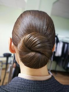 Гладкий низкий пучок Hair by @lvizage Hairstyles Everyday, Chignon Bun, Side Bun, Beautiful Buns, Space Buns, Bun Tutorial, Braided Bun, Bun Hairstyles For Long Hair