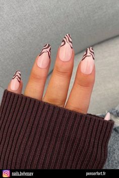 Ces ongles en forme d’amande avec une base neutre et des pointes marron zébré offrent une touche moderne à l’élégance classique.

En forme d’amande, ces ongles allongent les doigts, créant une silhouette gracieuse et féminine. Avec une base neutre offrant une toile polyvalente, l’ajout de pointes brunes zébrées apporte une touche audacieuse et ludique. Zebra Nails, September Nails, Subtle Nails, Plaid Nails