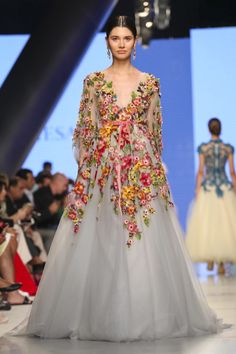 Marchesa Fall Winter 2017 Arab Fashion Week Dubai Marchesa Fashion, Fall Outfits For Women, Fall 2024 Fashion, 2024 Fashion Trends, Boda Mexicana, Modesty Fashion, Fashion Guide, Arab Fashion, 2024 Trends