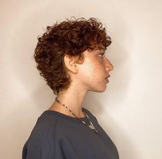 Aesthetic Haircut Ideas, Queer Hairstyles, Pixies Haircut, Queer Hair, Haircut Ideas Trendy, Curly Shag Haircut, Curly Pixie Hairstyles, Androgynous Hair, Natural Curly Hair Cuts