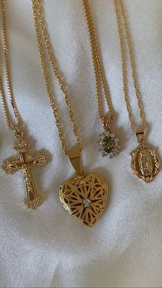 Gold Jewelry Baddie Aesthetic, Mexican Jewelry Necklaces, Vintage Necklaces Aesthetic, Cute Dainty Jewelry Gold, Gold Jewellery Aesthetic Necklaces, Copy And Paste Latina Jewelry, Vintage Jewellery Aesthetic, Stacked Jewelry Necklaces