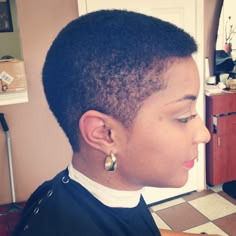 Mowhak Hairstyle Black Women, Black Women Mohawk Hairstyles, Women Mohawk Hairstyles, Hair Cuts For Black Women, Women Mohawk, Natural Hair Haircuts