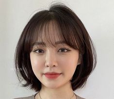 Short Rounded Haircut, Potong Bob, Short Haircut For Big Face, Short Hair Layers With Bangs, Korean Bob Cut, Chin Length Hair With Curtain Bangs, Short Haircut Korean Style, Korean Layered Bob, Short Hair With Bangs Korean