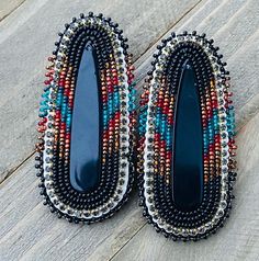 Made with size 11 Czech beads, rhinestone banding & on fingernail posts. Native Beading, Beaded Earrings Native, Beading Inspiration, Beaded Jewlery, Bead Embroidery Patterns, Beading Ideas, Beadwork Patterns, Bead Embroidery Jewelry, Native American Beading